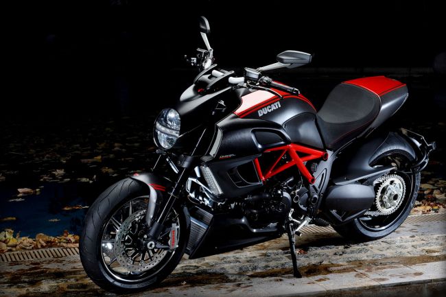 Ducati Diavel Carbon Red สีแดง ราคา