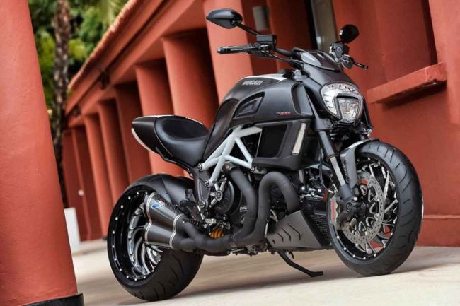 Ducati Diavel Carbon White สีขาว ราคา